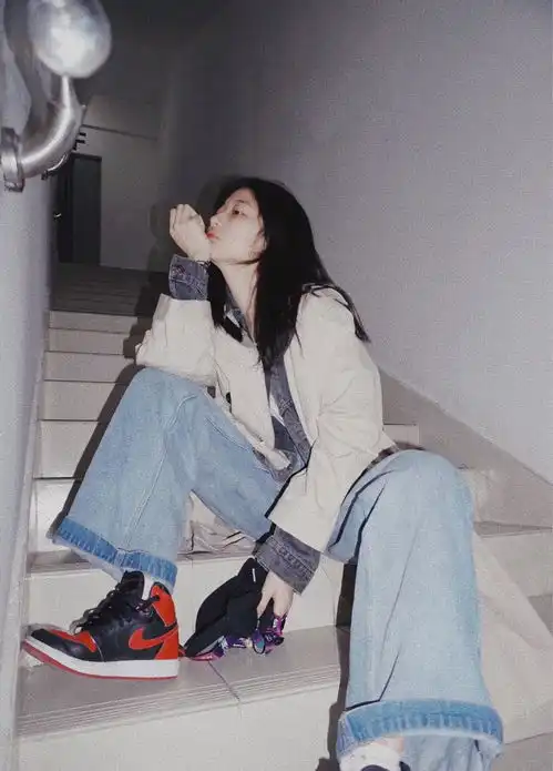 她是流星花园中男主未婚妻,着蓝色抹胸印花裙亮相,清新简约
