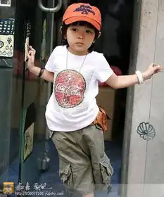 这个小男孩叫什么名字
