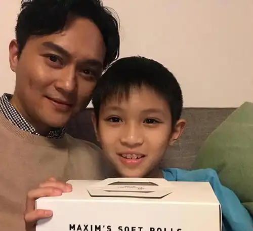 张智霖儿子为辱亚道歉,身为中国人要有担当,网友子不教父之过
