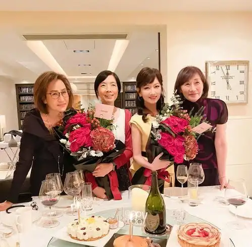 66岁赵雅芝晒生日宴,手捧鲜花大长腿抢镜,如今二婚三娃很幸福
