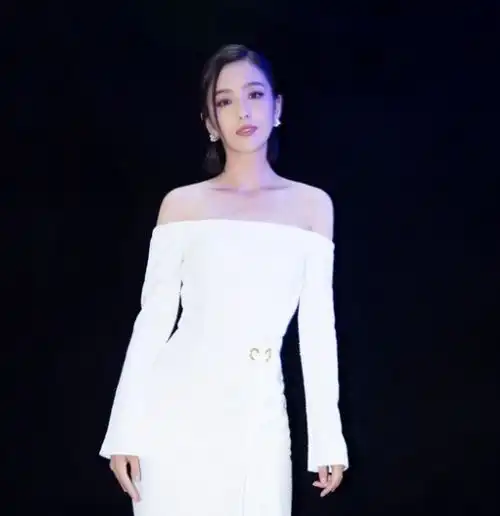 佟丽娅骨架也太小了吧,睡进行李箱那一刻,旁边男主持看蒙了
