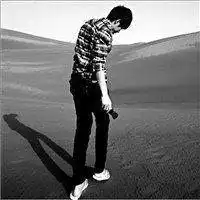 男生失落背影图片黑白微信头像图片大全
