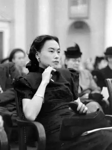 她嫁给比父亲还老的男人,成就传世爱情,这样的名门闺秀全世界只她一个
