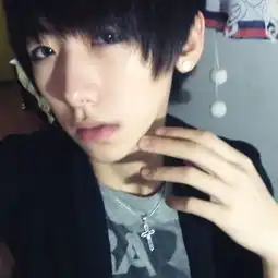 1.谁有这个头像不带字的2.有没有这个头像的另一半女生的不带字
