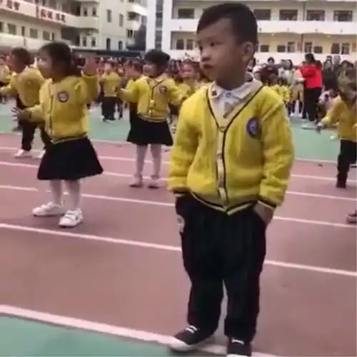 每个幼儿园都有一个王者,看到这个小男孩,网友直呼太有范了