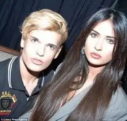 前范思哲女模为纪念已逝男友整容成真人芭比
