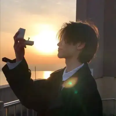 温柔系超级好看很有个性的男生头像爱是一万次破碎和一万零一次治愈
