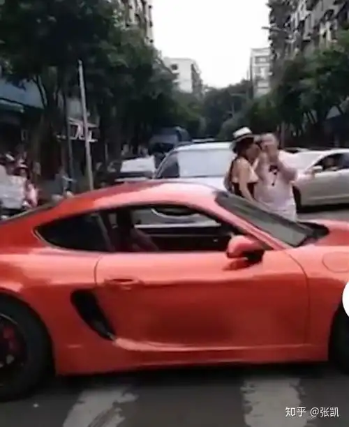 气场两米八红色保时捷女司机扇男子耳光,男子反扇后道歉
