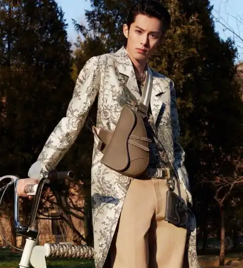 新剧遇龙男主造型全网喷,王鹤棣你还是穿现代装作个帅哥吧
