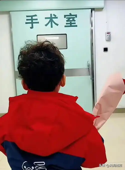后续3岁男孩手捧鲜花手术室外等妈妈,母亲已去世,父亲遭网暴
