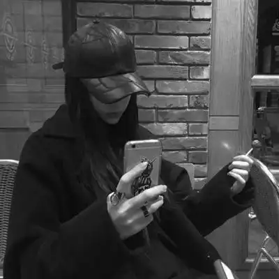 hello御姐黑白头像高冷,女人并非你想的那样坚强
