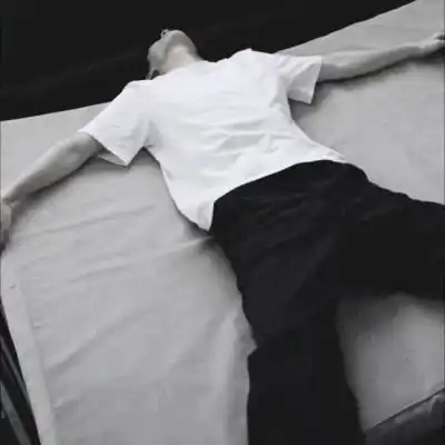 黑白男生头像
