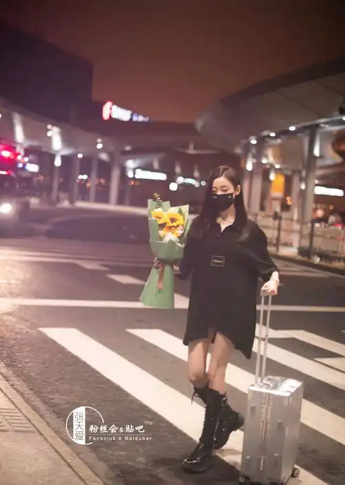 张天爱是穿了男装吗全套黑色西装,上衣大的不止一点点
