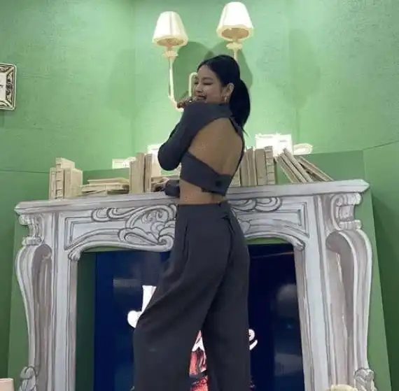 同是女星穿西装,迪丽热巴杨幂攻气十足,看到她全网路人齐喊老婆
