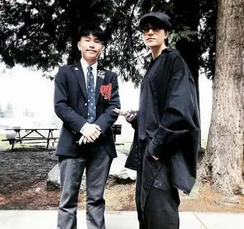 陈坤与儿子合照18岁儿子陈尊佑颜值稍逊一点但气质不凡
