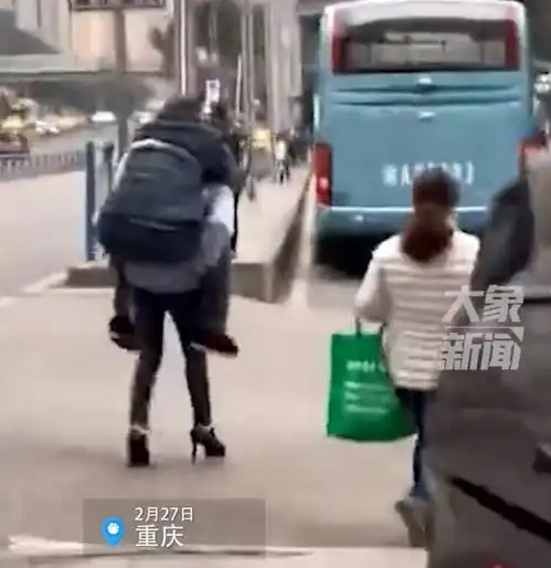 重庆一女子背老人就医累得气喘吁吁,拍摄者你养我小,我养你老
