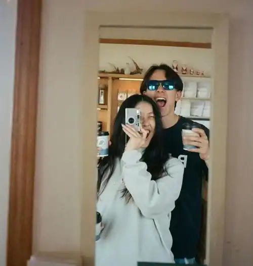 曝女儿恋情陈奕迅太太晒爱女背影合照,对方身份被揭是日籍模特
