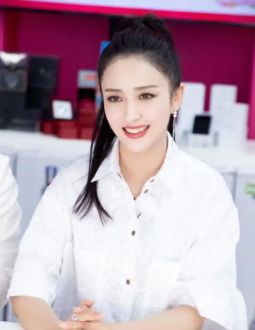 佟丽娅牵手神秘男性上热搜,火速发博澄清,白色衬衫渔夫帽气质佳
