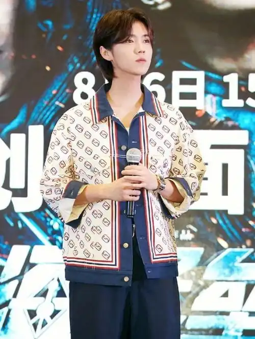 关晓彤穿男友衣服秀恩爱,却被她的钢丝裤圈粉,00后最爱
