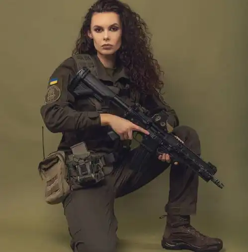 elle的乌克兰女兵采访专题,炮兵连副指挥官克里斯蒂娜库德列娃
