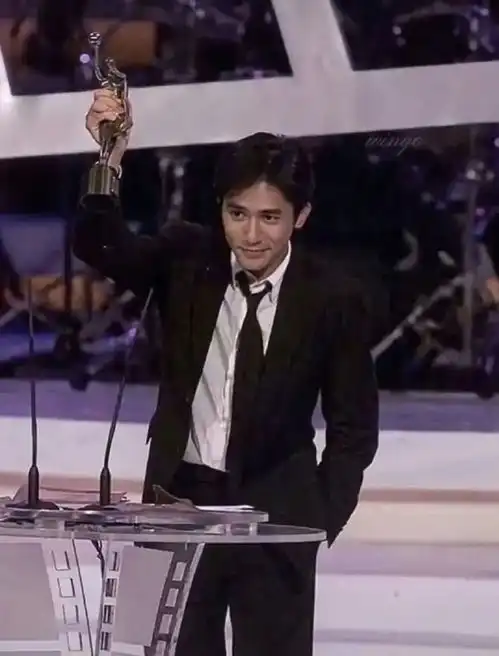 61岁梁朝伟剃光头穿女装疑偷穿刘嘉玲衣服,网友还我男神
