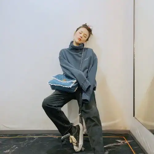 因做饶雪漫书模被观众熟知,今穿蓝色卫衣配牛仔裤,慵懒俏皮
