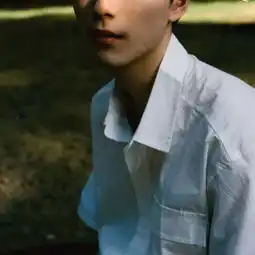 小清新白衬衫侧脸和半身男生头像
