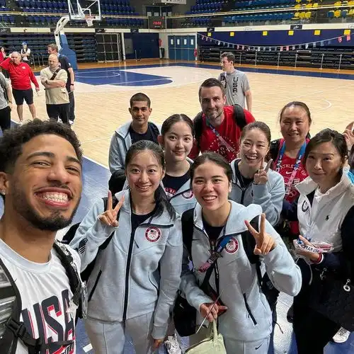 梦幻联动美国乒乓球队观看美国男篮训练与库里哈利伯顿合影
