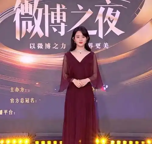 红毯吐槽赵丽颖像刚睡醒,热巴用力太大,张小斐穿西装过来
