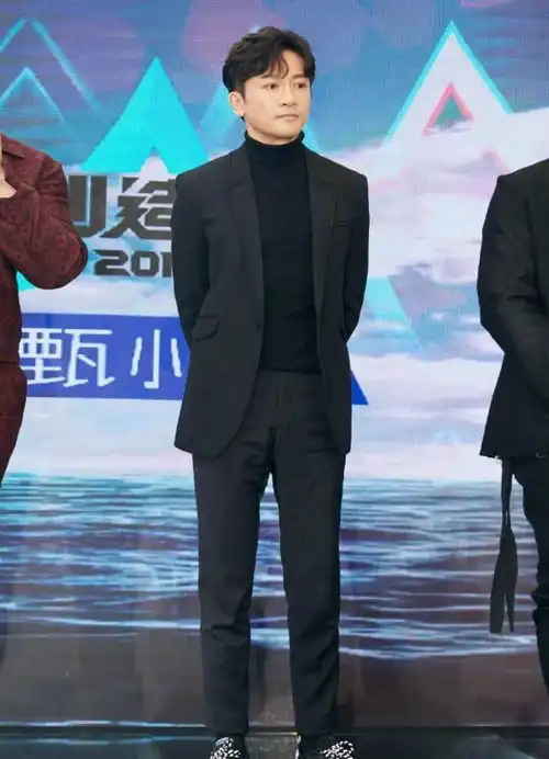 苏有朋的颜值不减当年,白色外套配黑色内搭,简直就是男神本人
