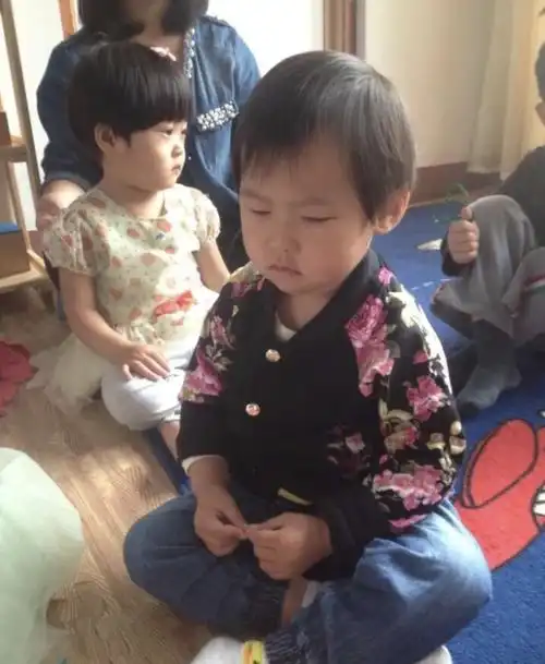 岳云鹏三代11口人共用一张脸给6姐弟买房买车,两女儿才艺不俗
