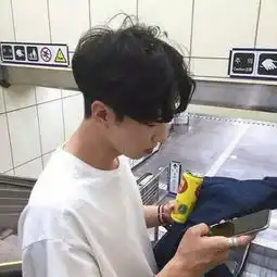 这个发型是不是烫的
