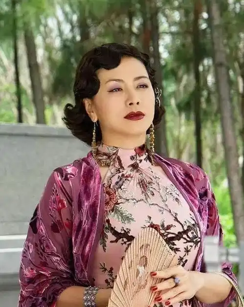 还记得倚天屠龙记里的小昭吗如今53岁依旧让直男心动,魅力十足
