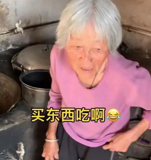 暖心广西一男子和奶奶要10块钱,奶奶掏出塑料袋,网友瞬间泪目
