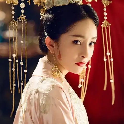 杨幂最近又火了,微博热搜都是她,这次终于不是什么秃破天际
