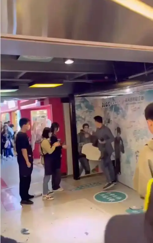 男子怒砸活动现场签名墙,误认为盗墓笔记插画是日本的动漫
