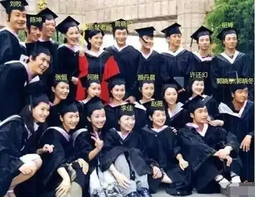 看了李佳的素颜照,男人都怀疑人生原来靳东每天面对这样的女人
