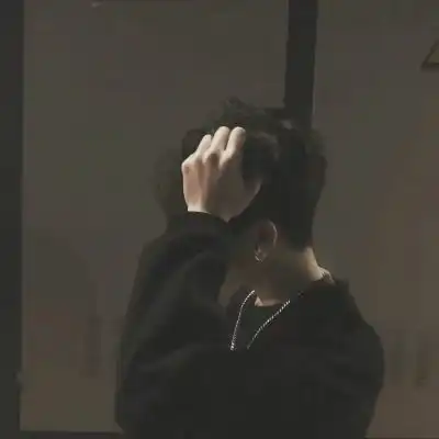 干净男头星空迷上了山野,有雾有灯也有归人.
