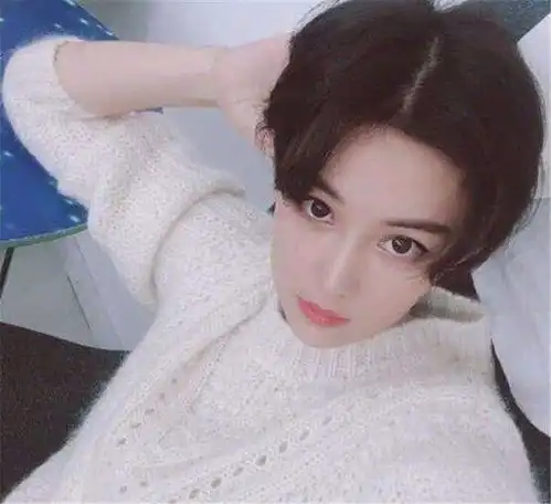 张馨予起床照火出圈,真实样貌引发热议,曾推荐过自用面霜
