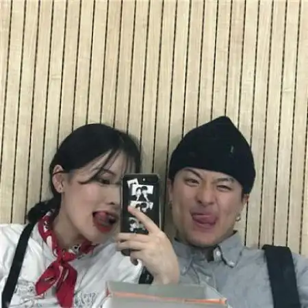 搞怪的情侣头像,真人搞怪情侣头像奇葩一对
