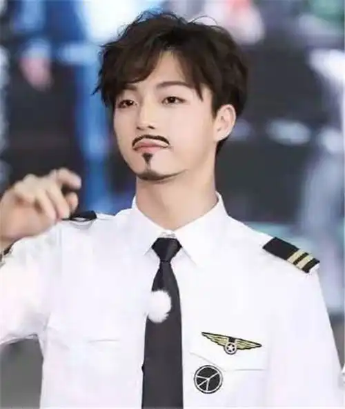 当男星留起胡子李现成熟王俊凯莫名颓废肖战的差距最大
