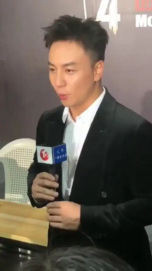 最近释小龙火了,网友功夫小子变成了成熟男人,还好没长残
