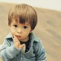 谁能帮我找一下和这个头像是情侣的图片,是一个小男生
