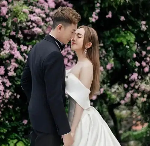 恭喜tvb知名星二代结婚过大礼,各种礼盒堆满客厅显贵气

