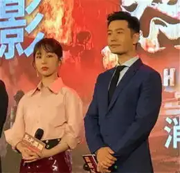 杨紫与一众男星同台穿包臀裙超抢眼,生图竟被黄晓明抢镜了
