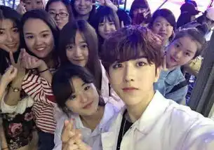 吴京抗震救灾照片无人知,蔡徐坤高中照却引热议,好男人当如吴京
