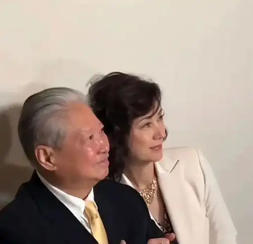73岁洪金宝近况曝光,红光满面精神焕发,身旁妻子气质出众
