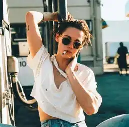 暮光女对待前任现任差别太大,网友有点渣
