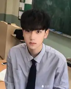 已经降温了你还在留短发18年好看的男士刘海发型
