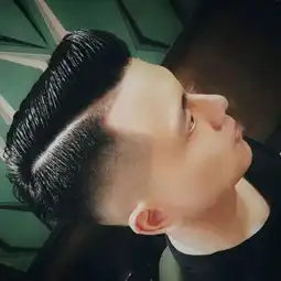 型男油头发型,帅气又有型
